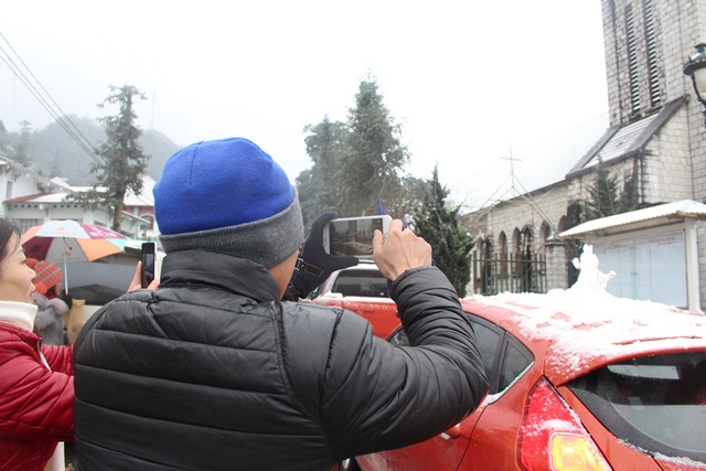 Nhiều người dùng điện thoại để ghi lại hình ảnh tuyết.