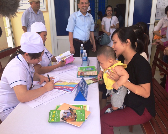 
Cán bộ, nhân viên y tế Trạm Y tế xã Quảng Bình tư vấn cho các bà mẹ các kiến thức về lịch trình tiêm chủng cho trẻ nhỏ. Ảnh N.Mai
