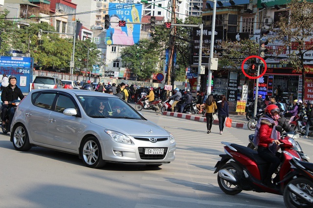 
Đèn giao thông đã bật đỏ, cấm sang đường nhưng vẫn vô tư băng qua.
