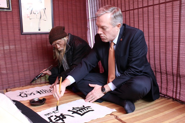 
Trong lần đến thăm này, Đại sứ Ted Osius đã được TS Cung Khắc Lược dạy viết chữ An Khang.
