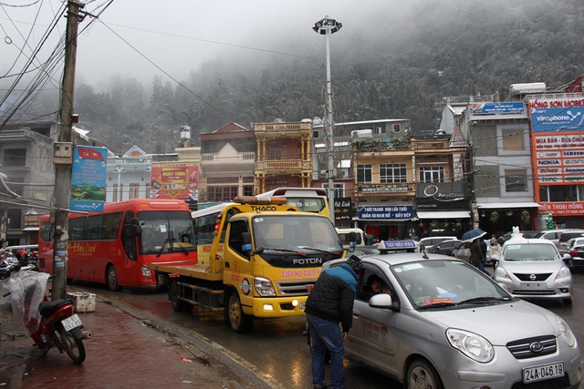 
Sau một đêm tuyết rơi, nhiều du khách tìm đến bến xe chợ Mới để lên đường về nhà, vì vậy xe khách chiếm số lượng lớn trong các phương tiện ùn tắc.

