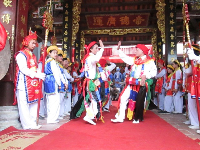 
 

Giờ đây, múa bồng trong lễ hội của Triều Khúc thường có ba cặp.

 
