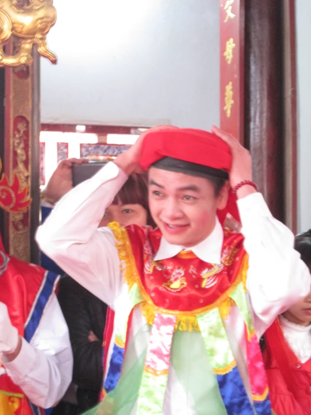 
 

Anh Bùi Văn Hảo (26 tuổi) là con đĩ trẻ tuổi nhất trong đội múa bồng của lễ hội.

 
