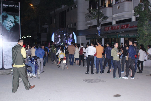 Sức hút của danh ca Khánh Ly quá lớn khiến hội trường lớn của Đại học Văn hóa chật kín chỗ ngồi, ban tổ chức phải thiết kế một màn hình lớn bên ngoài để khán giải có thể theo dõi đêm nhạc.