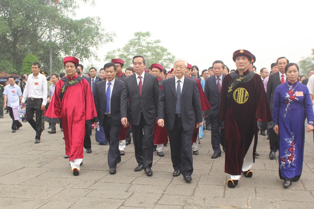 
Đến dự lễ dâng hương có Tổng Bí thư Nguyễn Phú Trọng, ông Nguyễn Văn Bình - Trưởng ban Kinh tế Trung ương, các vị lãnh đạo Bộ, ngành Trung ương, lãnh đạo tỉnh Phú Thọ.
