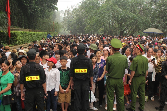 Dòng người đổ về quá đông khiến lực lượng an ninh phải làm việc vất vả để không xảy ra tình trạng xen lấn, xô đẩy.