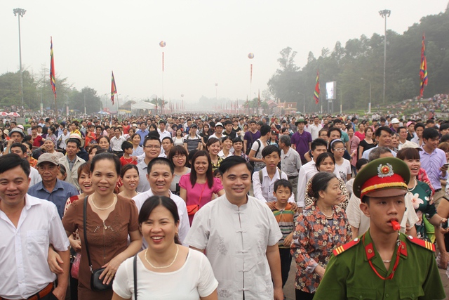 Mọi ngả đường dẫn lên khu đền đều chật kín người.