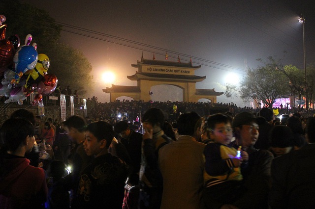 
Từ đầu tối, dòng người đã ùn ùn đổ về đồi Lim, nơi diễn ra những hoạt động chính của lễ hội.
