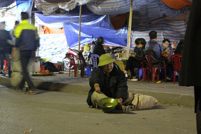 
Đàn ông ăn xin thì ít hơn và thường không được khách cho nhiều tiền. Tuy vậy, họ vẫn cố gắng chèo kéo khách bằng cách phô ra sự khuyết tật của bản thân.
