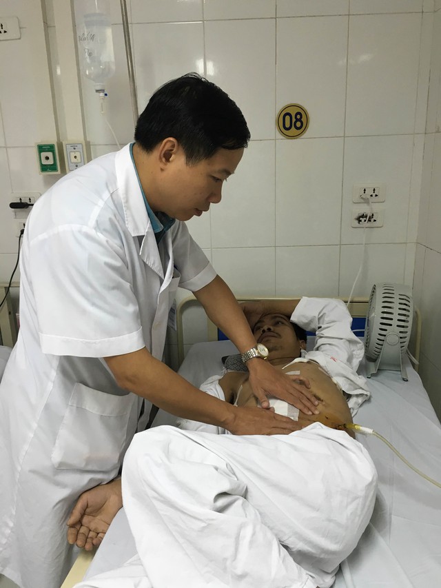 
Kiểm tra tình trạng sức khỏe của nam bệnh nhân Phạm Thanh P. Ảnh: BVCC
