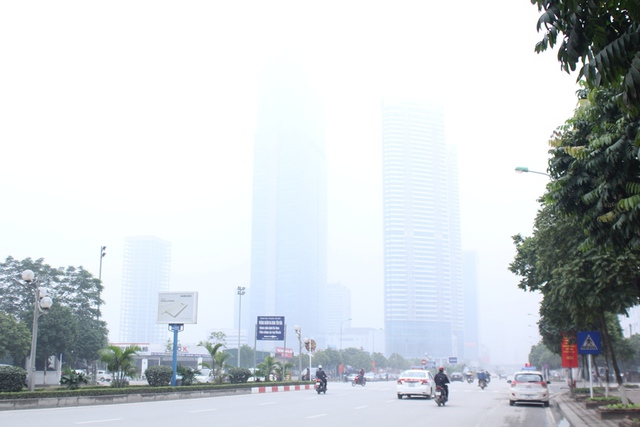 
Tòa nhà Keangnam Hanoi Landmark Tower trên đường Phạm Hùng bị bao phủ bởi lớp sương mù, toàn nhà này dường như đã biến mất trong sương. Ảnh: Đình Việt.
