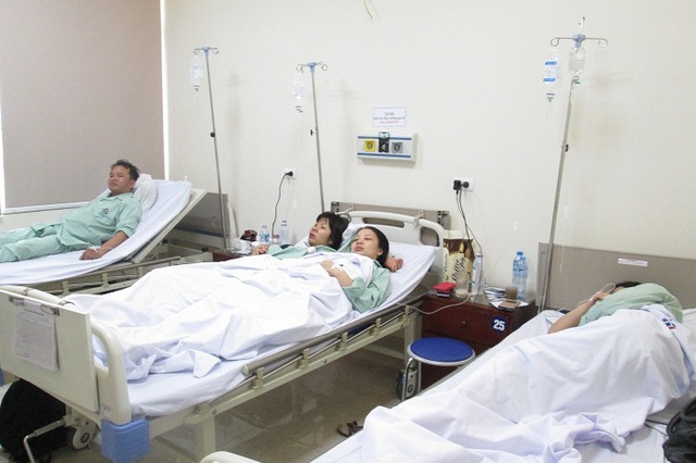 
4 bệnh nhân bị ngộ độc đang điều trị tại Bệnh viện An Việt. Ảnh: Ngọc Thi

 
