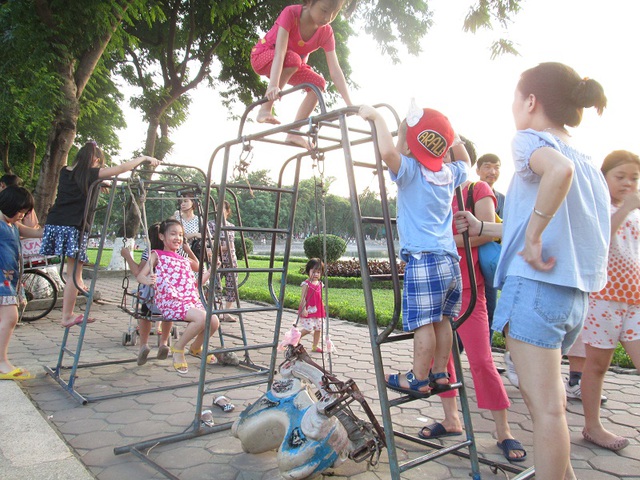 
 

Tuy nhiên, hằng ngày, vẫn rất đông trẻ nhỏ đến để giành nhau leo trèo, chơi đùa trên hai chiếc đu ọp ẹp.

 
