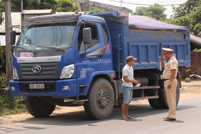Lực lượng CSGT Công an tỉnh Quảng Nam kiểm tra xe tải chở đất của Cty Trực Em và phát hiện nhiều vi phạm...Ảnh Đức Hoàng