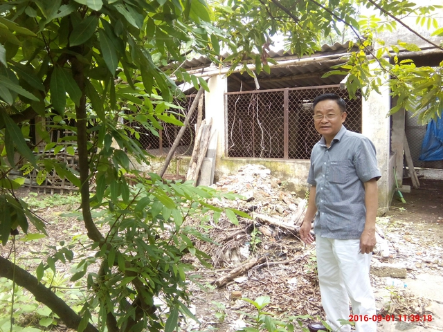 
Ông Trần Đức Long trong khu nhà vườn sinh thái đã tan hoang. Ảnh: HC
