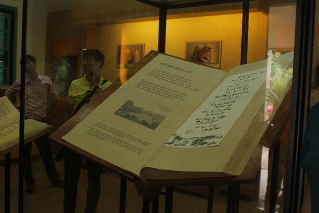 Cuốn sách được trưng bày tại khu di tích Hoàng thành Thăng Long.