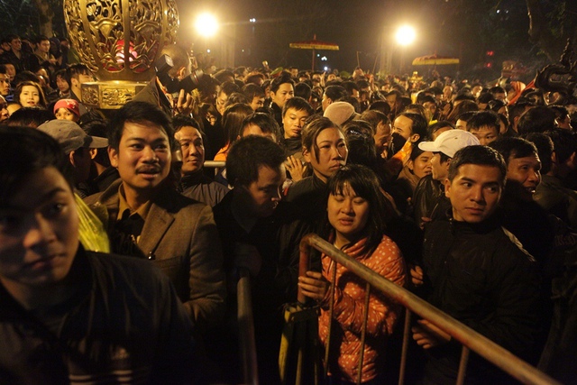 
12 giờ đêm ngày 14 tháng giêng năm Bính Thân, Lễ hội khai ấn Đền Trần năm 2016 chính thức bắt đầu. Cảnh chen lấn, xô đẩy bắt đầu diễn ra.
