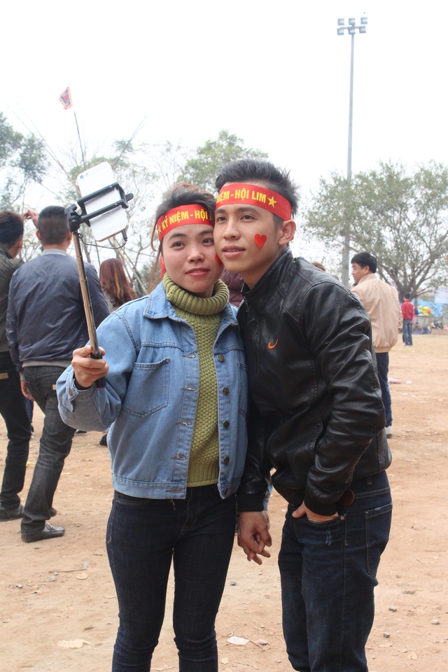 
Nhiều bạn trẻ lưu giữ những khoảng khắc bên nhau trong ngày hội Lim.
