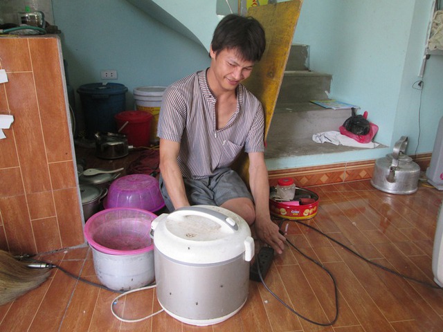 
Hằng ngày chị Thu đi làm công ty, anh Trào chuẩn bị cơm nước. Ảnh: Ngọc Thi
