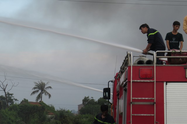 Lực lượng PCCC và cứu hộ cứu nạn tiếp tục xử lý vụ cháy lớn ở Cty Vĩnh Lộc. Ảnh: ML