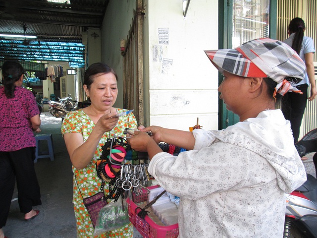 
Ngày nào khá nhất thì chị cũng chỉ thu được hơn 100 nghìn, còn nếu đen thì chỉ hai - ba chục nghìn.

 
