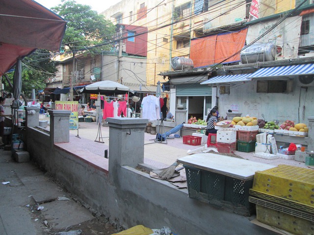 
sân chơi thành nơi bán hàng. Ảnh: Ngọc Thi
