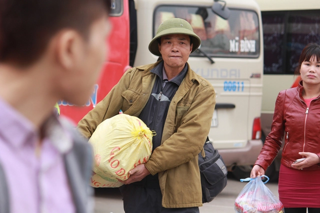 
Anh Thành Trung (Thanh Hóa) cho biết, anh làm thợ xây ngoài Hà Nội tận hôm nay mới được nghỉ nên sáng nay dậy từ rất sớm để ra bến đón xe nhưng đến tận trưa vẫn chưa lên được xe để về quê. Chỉ còn mấy ngày nữa là đến Tết, đi làm cả năm rồi, năm nay lại được nghỉ muộn nên tôi chỉ mong được lên xe về quê thật sớm để đoàn tụ với gia đình, anh Trung mệt mỏi tâm sự thêm.
