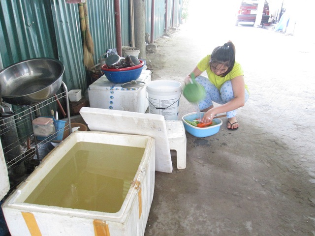 
Nguồn nước giếng vàng đục khiến người dân sợ hãi mà không dám sử dụng vào việc nấu nướng và nhiều sinh hoạt khác.

 
