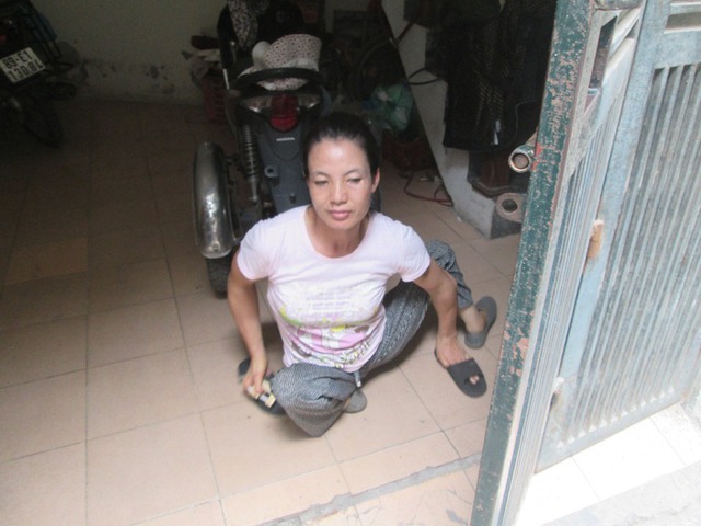 
Người phụ nữ có đôi chân bại liệt vẫn mưu sinh từng ngày để giành sự sống cho con. Ảnh: Ngọc Thi
