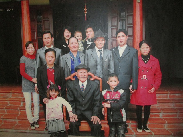 
Gia đình ông Đàm Văn Kính. Bà Thuận là người đầu tiên từ trái qua phải, áo khoác màu đen (ảnh gia đình cung cấp)
