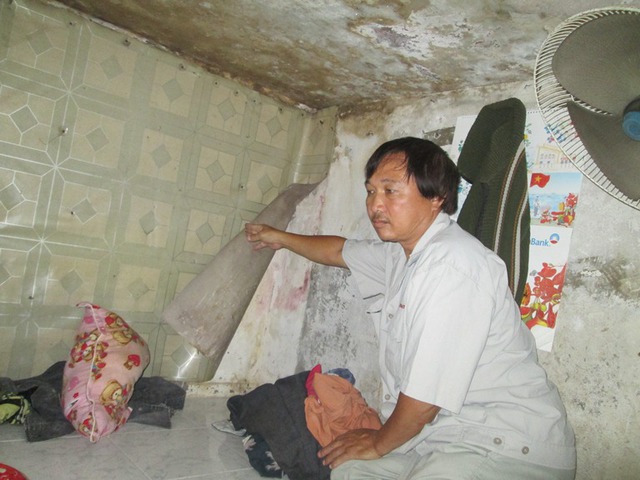
Ngôi nhà ẩm mốc, nhếch nhác của ông Hoàng Văn Xuân. Ảnh: Ngọc Thi
