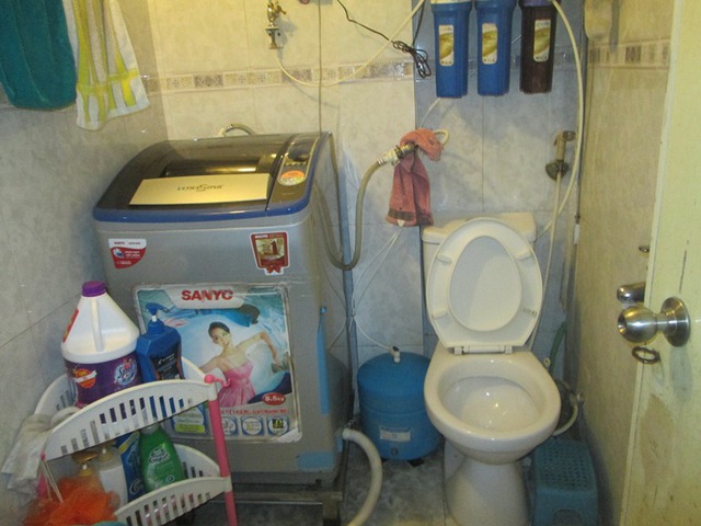 
Vì diện tích có hạn nên nhà vệ sinh đặt máy giặt và nhiều thứ linh tinh khác. Ảnh: Ngọc Thi
