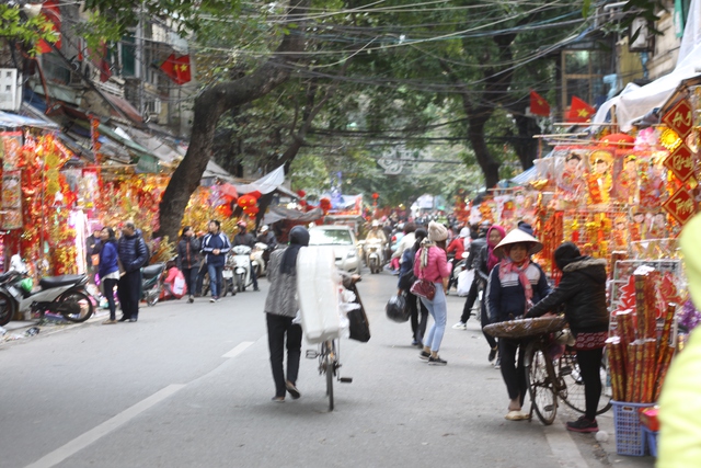 
Chiều cuối năm, phố Hàng Mã tấp nập hơn bao giờ hết. Người bán, kẻ mua, ai cũng vội vã cho kịp chuyến hàng. Ảnh: Xuân Hải
