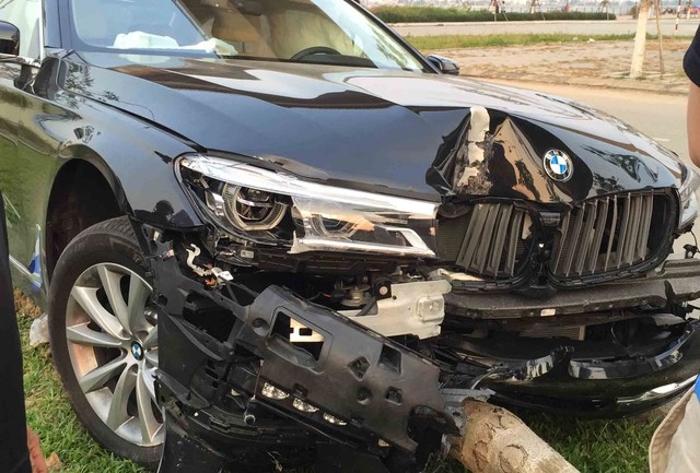 
Phía trước của xe BMW series 730 Li nát bét sau tai nạn. Ảnh: Đức Hoàng
