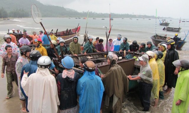 
Ngư dân và các ngành chức năng ở Đà Nẵng đưa thuyền thúng vào bờ tránh bão. Ảnh: Đức Hoàng
