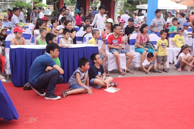 
Tham dự hội sách, các em còn có cơ hội được giao lưu, trò chuyện với các nhà văn viết cho thiếu nhi và các tác giả nhỏ tuổi; tham gia giới thiệu, kể chuyện sách hay với chủ đề Sách hay cho em”; thi làm sản phẩm theo sách, báo; tham gia các trò chơi trí tuệ, tập làm “nhà khoa học nhí”, các trò chơi với hình và chữ theo sách; tham dự triển lãm ảnh “Hình ảnh Bác Hồ qua trang sách Kim Đồng” và tìm hiểu cuộc sống, sinh hoạt học tập của “Trẻ em Việt Nam thời chiến”, tìm hiểu “Lược sử nước Việt” bằng tranh; nhận nhiều quà tặng hấp dẫn bằng sách...
