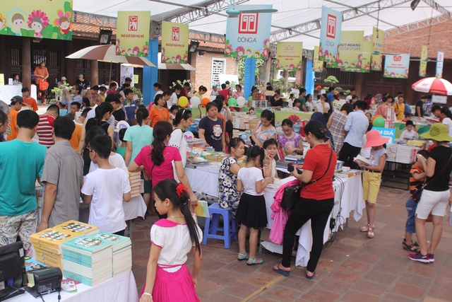 
Nhằm tạo sân chơi văn hóa cho thiếu nhi thủ đô dịp hè, Sở Thông tin và Truyền thông Hà Nội tổ chức Hội sách Thiếu nhi. Chương trình diễn ra trong năm ngày, từ 1/6 tới hết ngày 5/6 tại di tích Văn Miếu – Quốc Tử Giám, Hà Nội. Sự kiện thu hút hàng nghìn em nhỏ và phụ huynh đến tham gia.
