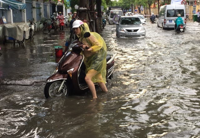 Tuyến đường Quang Trung ngập nặng sau cơn mưa khoảng 30 phút chiều 11/7. Ảnh: Đức Hoàng