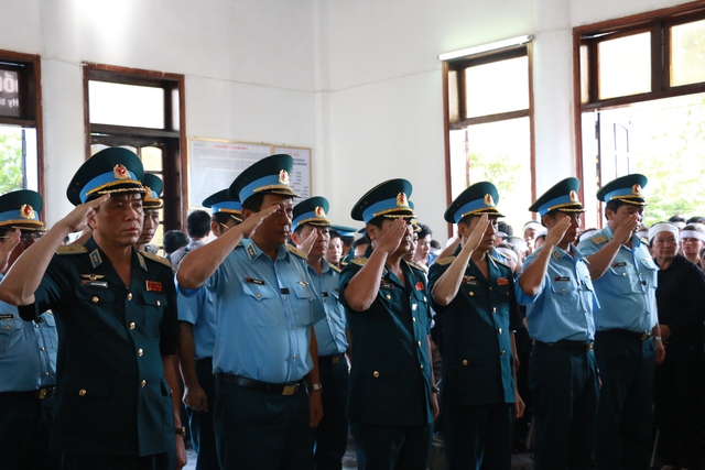 
Lễ viếng kết thúc. Ban tổ chức tiến hành lễ truy điệu cho đại tá phi công Trần Quang Khải. Trung tướng Nguyễn Văn Thanh - Bí thư đảng ủy, Chính ủy Quân chủng Phòng không không quân, Trưởng ban lễ tang - đọc điếu văn: “…Đồng chí đại tá phi công Trần Quang Khải đã có 20 năm gắn bó với bộ đội Phòng không không quân, gương mẫu, sống trung thực giản dị, lành mạnh, ham bay hay học, luôn sẵn sàng chiến đấu bảo vệ Tổ quốc. Luôn ân cần gần gũi cấp dưới, được anh em bạn bè, đồng đội yêu thương”
