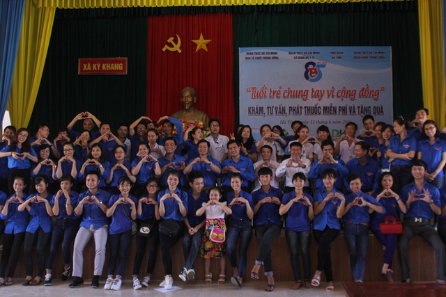 Đoàn chụp ảnh kỉ niệm cùng đoàn thành niên xã Kỳ Khang.