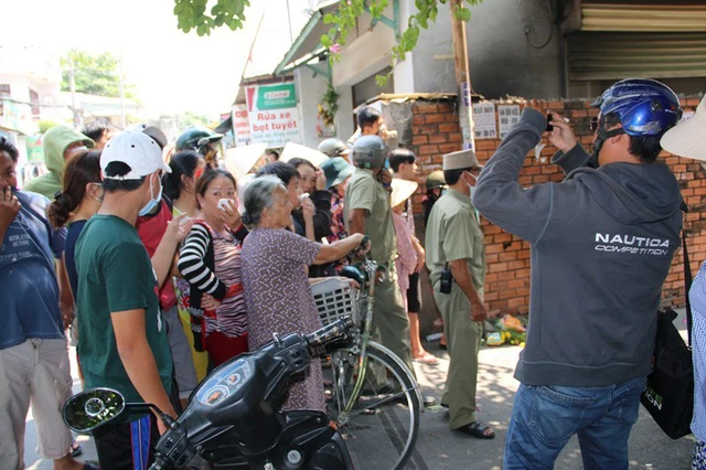 Người d&acirc;n b&agrave;ng ho&agrave;ng khi ph&aacute;t hiện x&aacute;c &ocirc;ng Ch&iacute;n đang ph&acirc;n hủy trong ph&ograve;ng trọ.