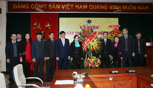 
Ông Võ Văn Thưởng - Trưởng Ban Tuyên giáo Trung ương tặng hoa chúc mừng lãnh đạo Bộ Y tế. Ảnh: T.Minh
