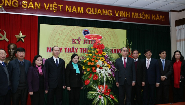 
Ông Nguyễn Thiện Nhân - Chủ tịch Ủy ban Trung ương Mặt trận Tổ quốc Việt Nam tặng hoa cho lãnh đạo Bộ Y tế. Ảnh: T.Minh
