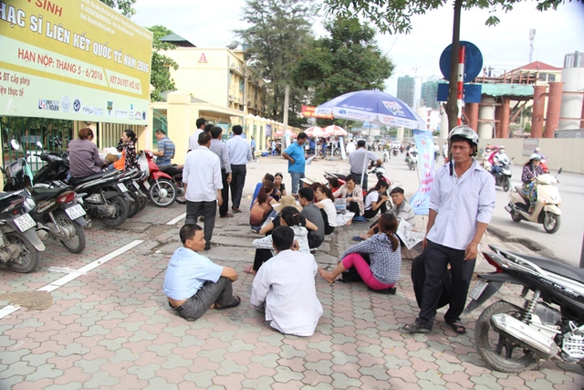 
Theo ghi nhận của phóng viên, hầu hết các điểm thi tại Hà Nội, phụ huynh học sinh luôn túc trực dõi theo, đồng hành cùng sĩ tử.
