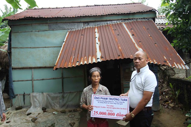 Bà Nguyễn Thị Bốn hàng chục năm sống nhờ trên đất người khác với căn nhà sập sệ, nay được anh Tuấn ủng hộ tiền mua đất, xây nhà, cụ Bốn mừng rơi nước mắt. Ảnh: Đức Hoàng