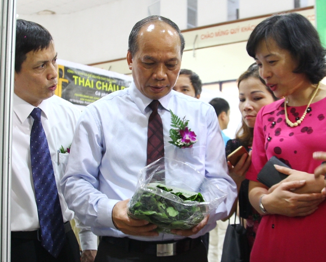
Thứ trưởng Bộ NN&PTNT Vũ Văn Tám đến thăm các gian hàng nông sản an toàn.
