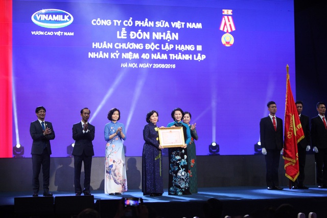 
Bà Nguyễn Thị Kim Ngân-Ủy viên Bộ Chính trị, Chủ tịch Quốc hội Việt Nam trao Huân chương Độc lập hạng 3 cho Công ty Cổ phần Sữa VN (Vinamilk) tại Lễ kỷ niệm 40 năm thành lập Vinamilk.
