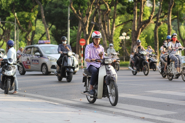 Chàng trai này dán mắt vào điện thoại trong một quảng đường khá dài, ít khi nhìn đường.