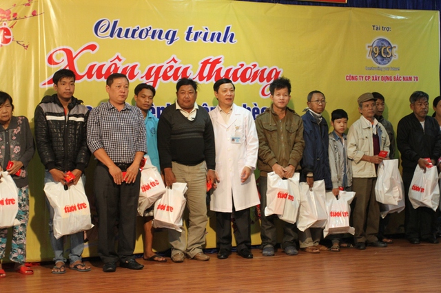 Hàng trăm suất quà trao cho hàng trăm bệnh nhân nghèo đang nằm điều trị tại Bệnh viện Đà Nẵng. Ảnh: Đức Hoàng