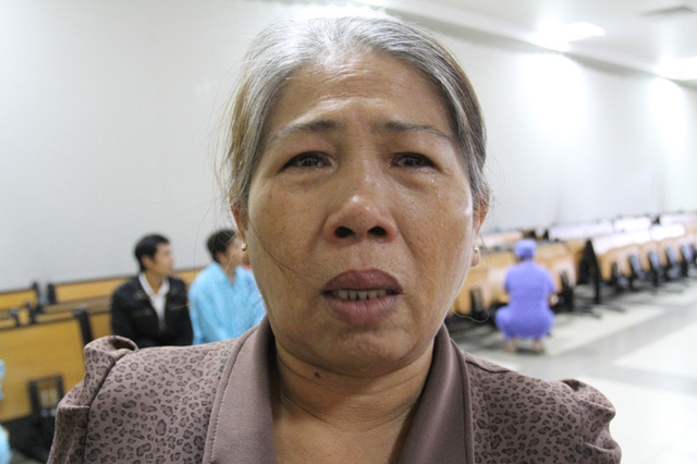 Bà Nguyễn Thị Thành (62 tuổi, mẹ của bệnh nhân Kiều) rơm rớm nước mắt khi nhận quà Tết. Ảnh: Đức Hoàng